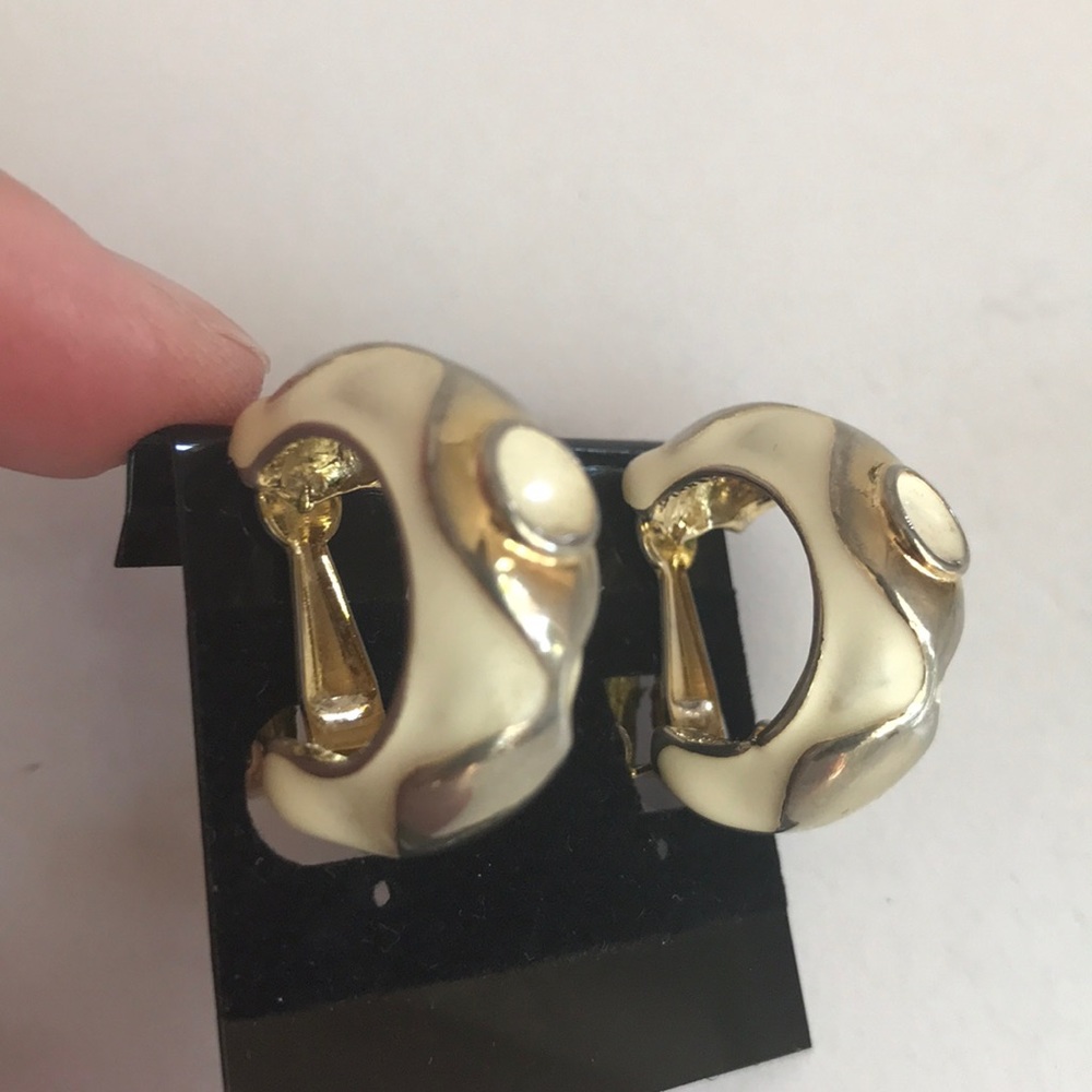 Vintage cream/gold clip on earrings